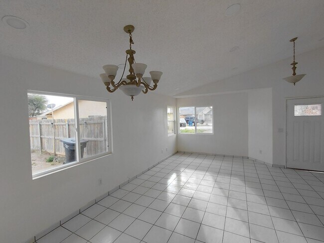 Building Photo - Spacious Home for Rent in Imperial!