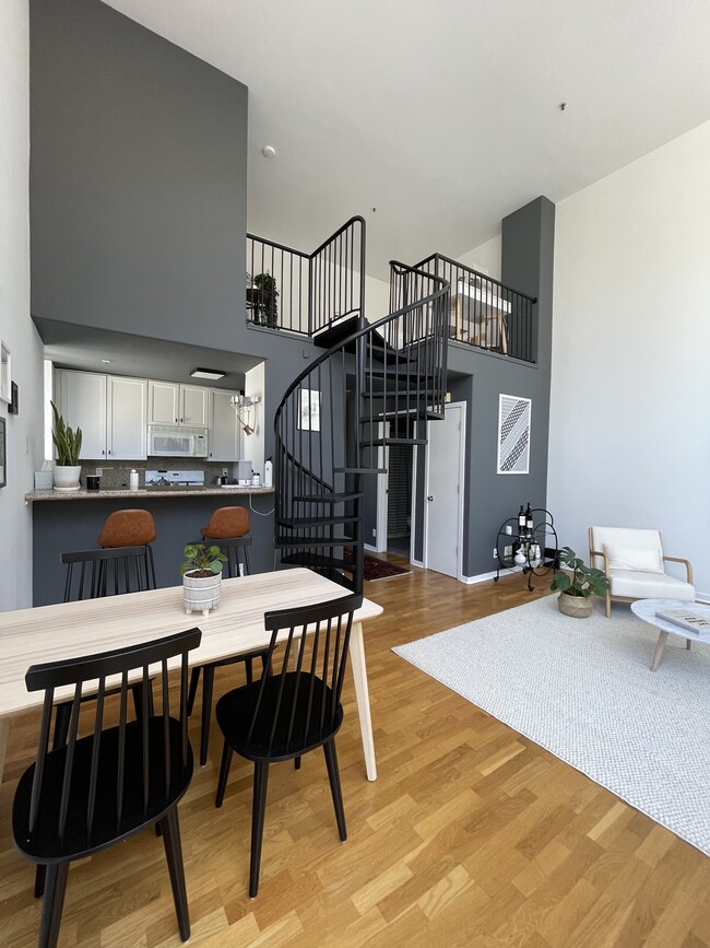 Building Photo - 469 Clementina St