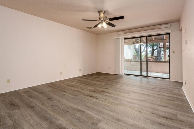 Building Photo - 1905 Deserama Cir