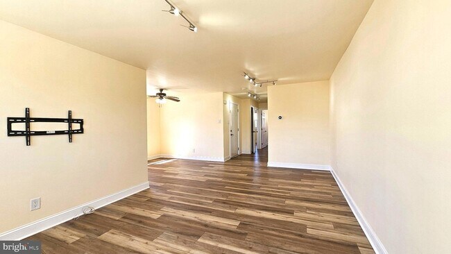 Building Photo - 2806 Ryerson Pl
