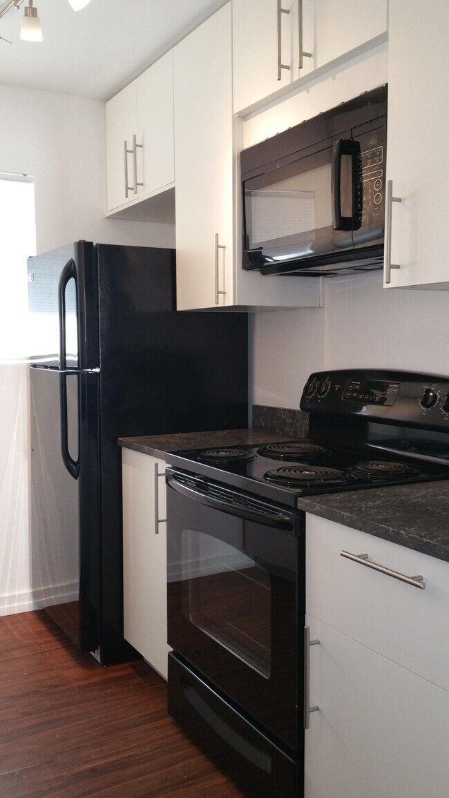Beautiful quartz stone countertops; includes all appliances (fridge, range, microwave, dishwasher) - 35152 Mesa Grande Dr