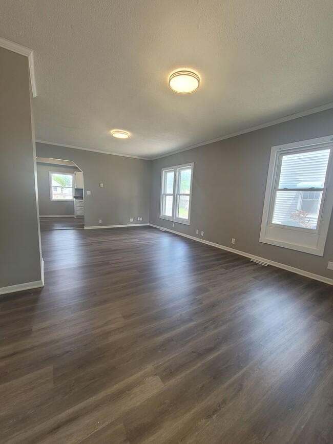 Building Photo - Newly Updated 3 Bedroom House!