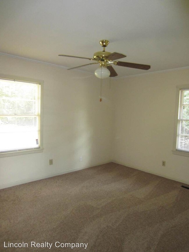 Building Photo - 2111 Azalea Dr
