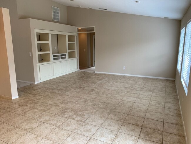 Building Photo - Beautiful Single Story 3 Bedroom, 2 Bath B...