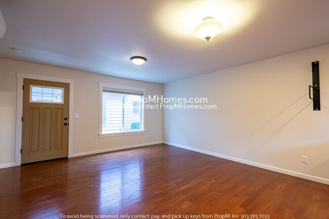 Building Photo - Two Bedroom Home In Montavilla! W/ Balcony!!