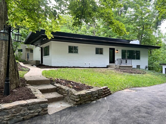 Foto del edificio - 9499 Maple Knoll Dr