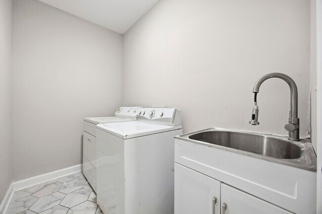 Building Photo - 2717 S Clark Dr