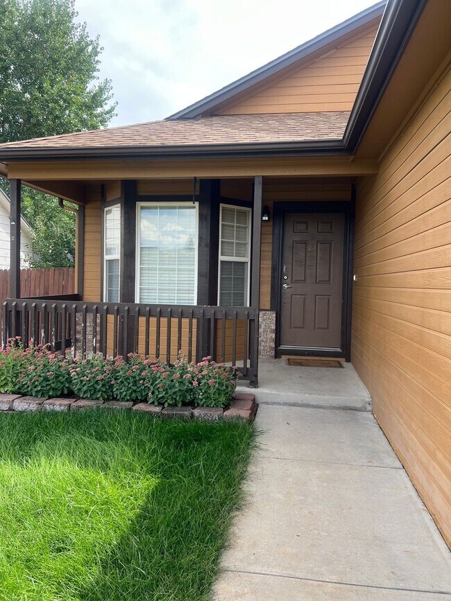 Foto del edificio - 4 bedroom 2 bath close to Fort Carson