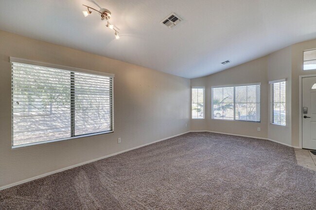 Building Photo - 16th Street and Southern - 4 Bed + 2 Bath ...