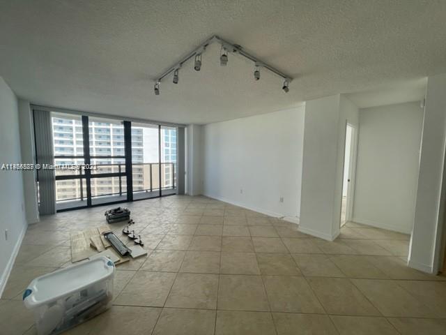 Building Photo - 600 NE 36th St
