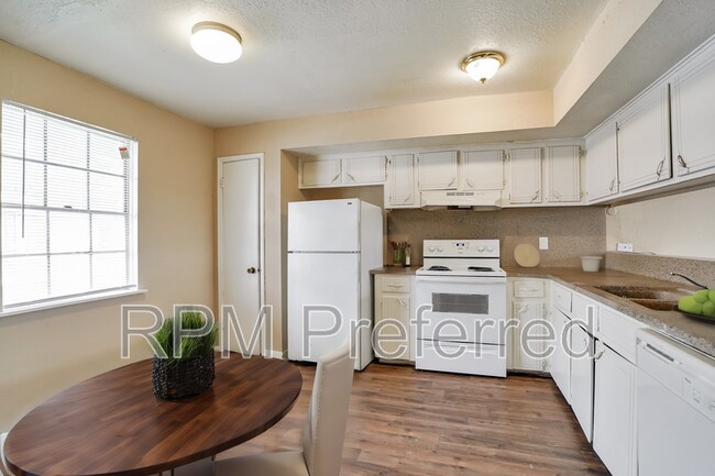 Foto del edificio - 427 Hollyvale Dr