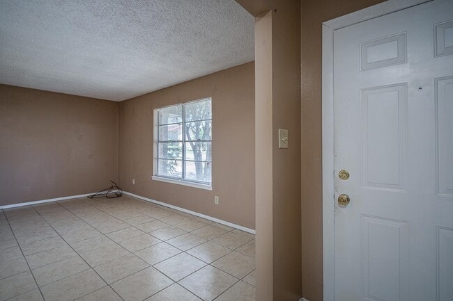Building Photo - 213 Fox Dr