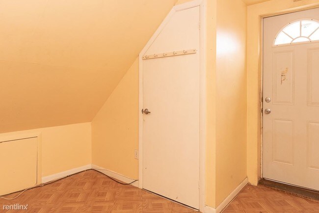 Building Photo - 5054 W Newport Ave