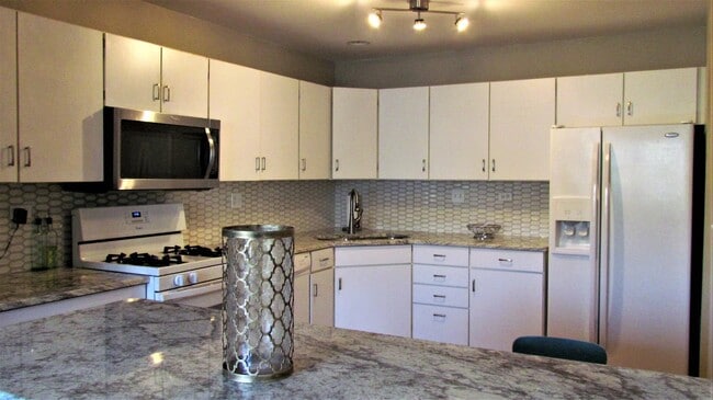 Building Photo - 1542 E Chivalry Ct