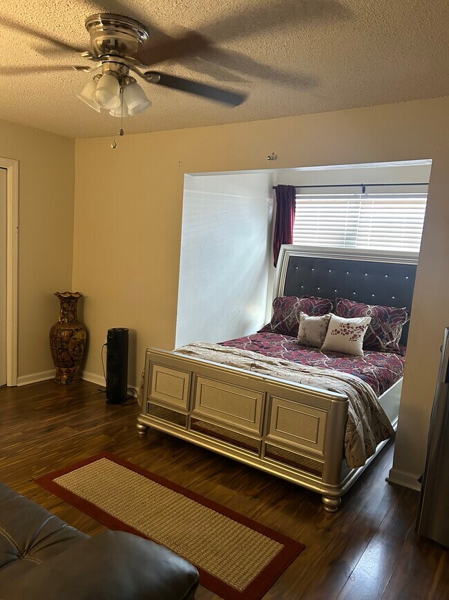 Foto del edificio - 6212 Stumberg Ln
