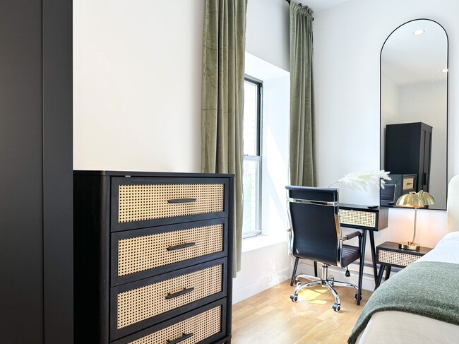 Building Photo - Furnished room/NOT APARTMENT