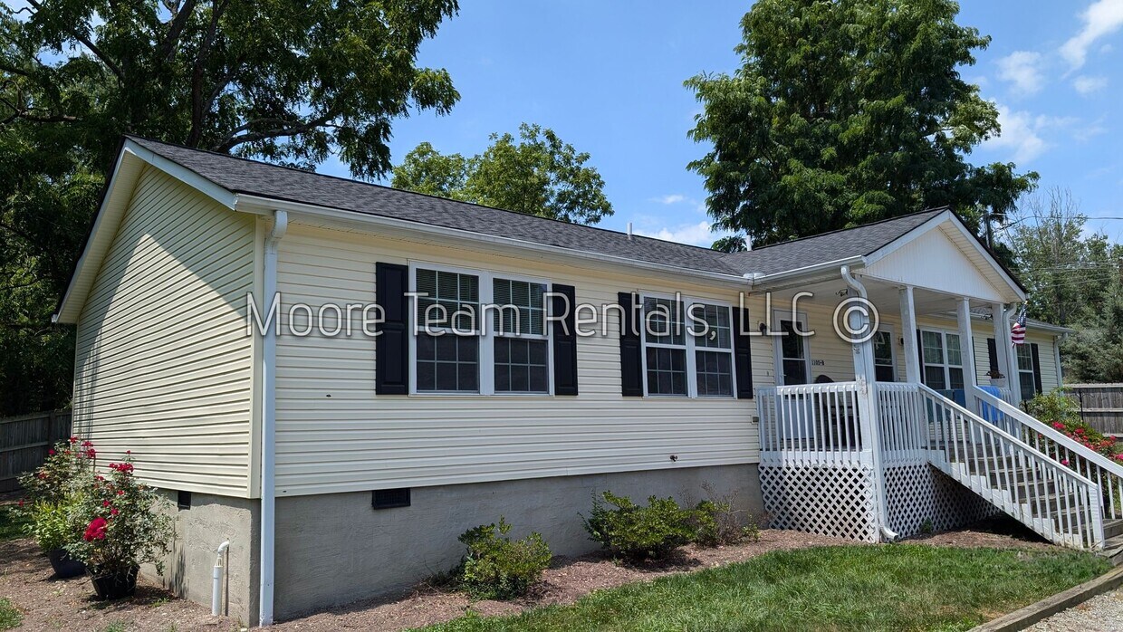 1105 Maple St Unit Maple St 1105 B, Hendersonville, NC 28792 Room