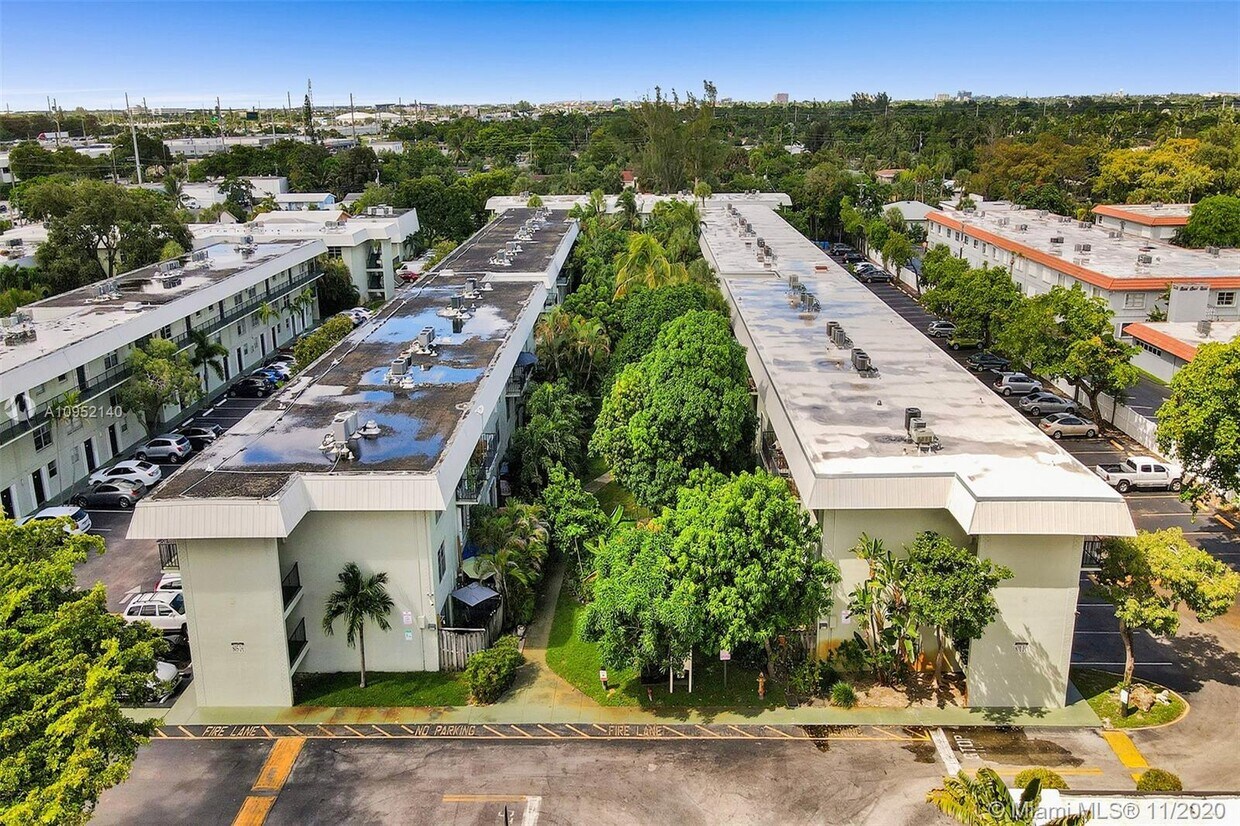 Foto principal - 805 W Oakland Park Blvd