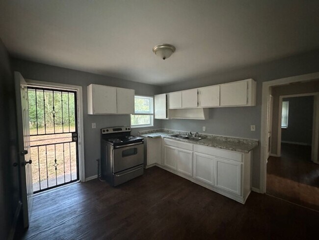 Foto del edificio - 304 Camellia Cir