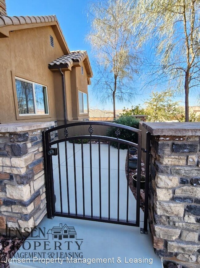 Foto del edificio - 4 br, 3.5 bath House - 4243 West 2700 South