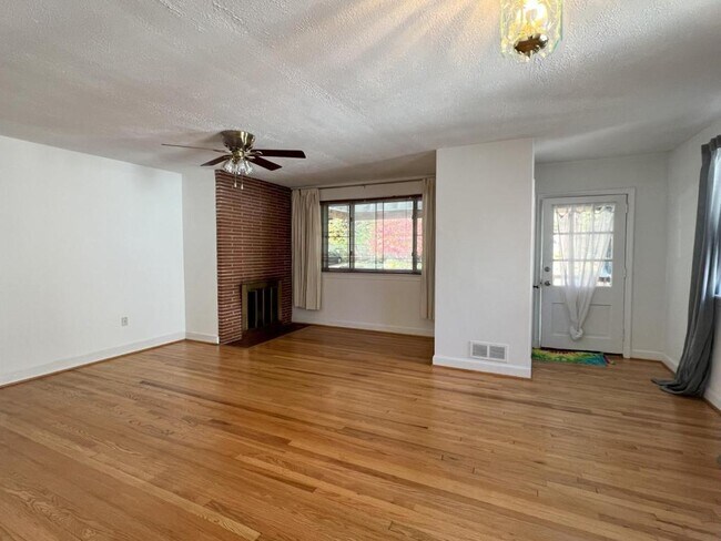 Building Photo - 817 Davis Ave