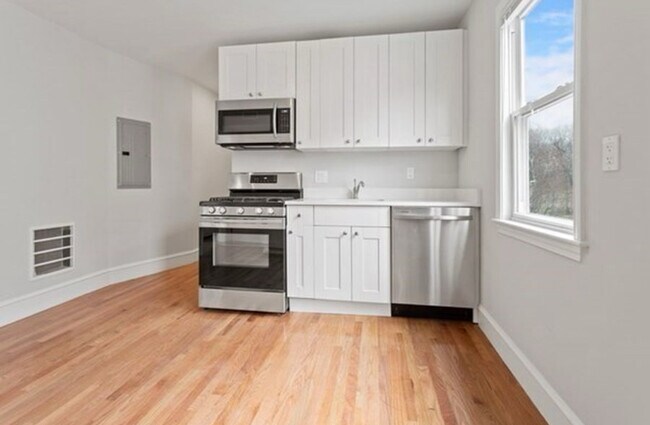 Building Photo - 2149 Dorchester Ave