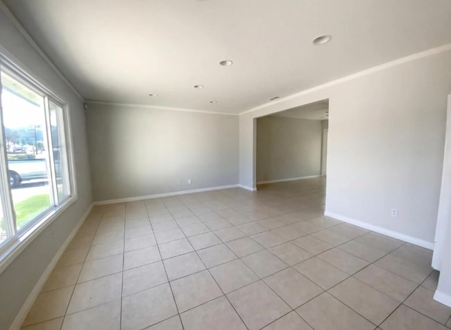 Building Photo - 896 Salina St