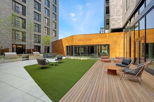 Building Photo - Banner Lane