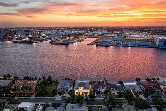 Foto del edificio - 1957 Harbourview Dr