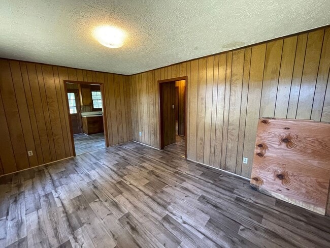 Building Photo - 2 bedroom 1 bath duplex available