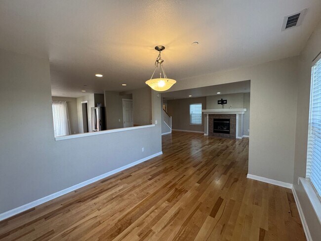 Foto del edificio - DuPont 4-bedroom, 2.5-bath home with A/C