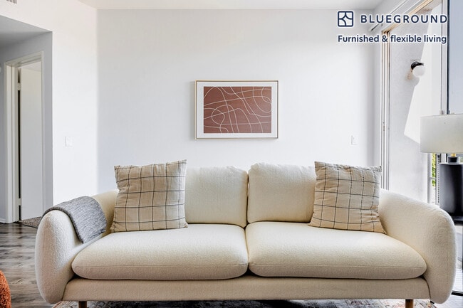 Foto del edificio - 1443 N Fuller Ave