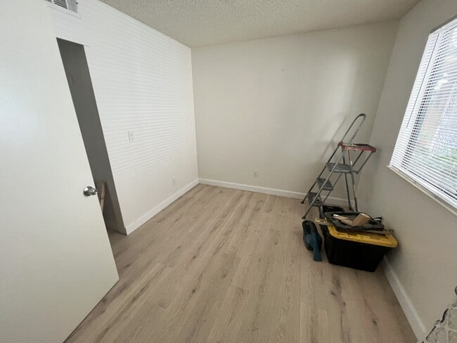 Building Photo - SAC T 100