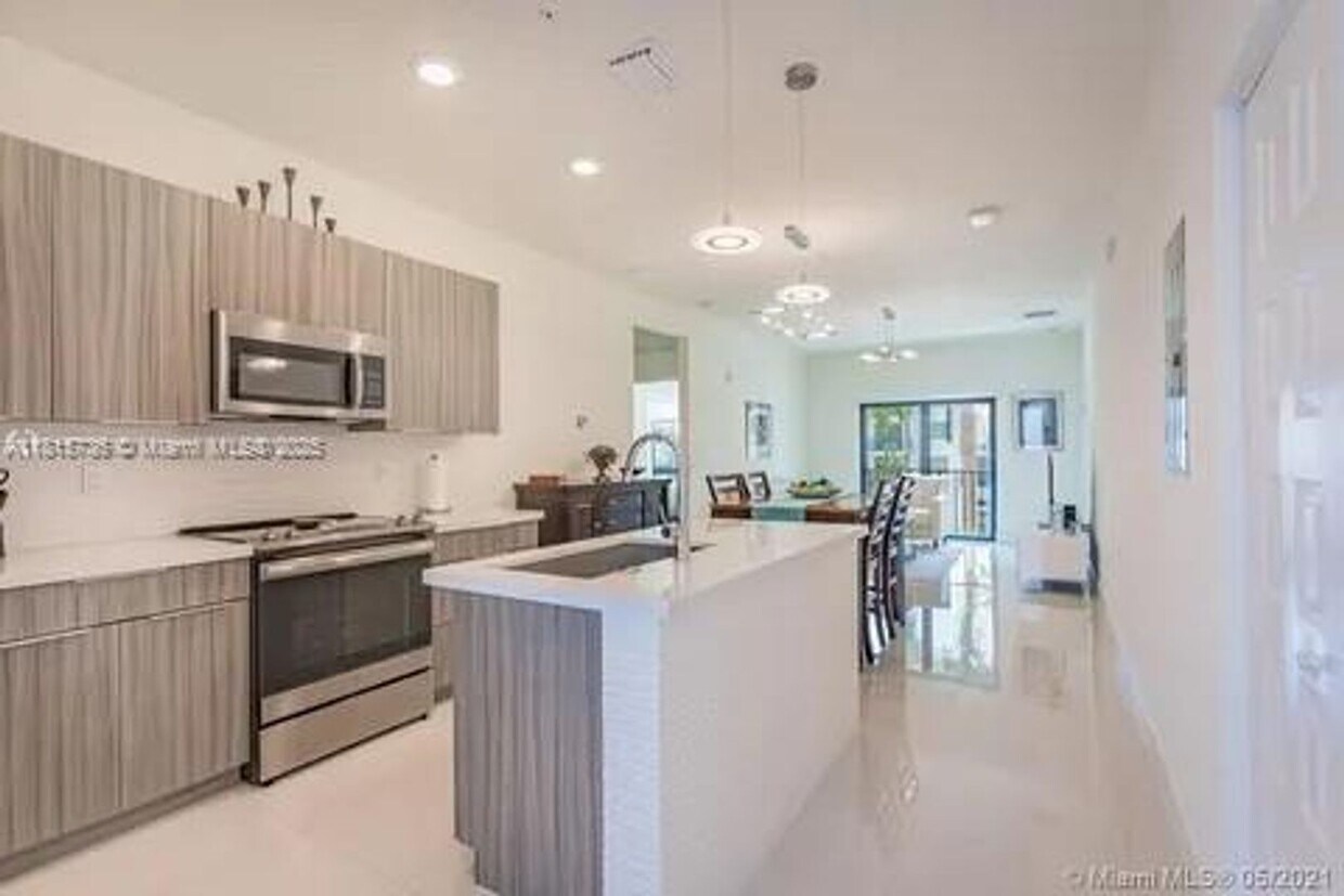 Foto principal - 4725 NW 85th Ave