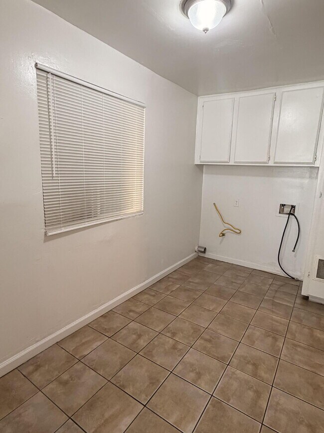 Foto del edificio - Spacious 3 Bed / 1 Bath Apartment with Open Layout & In-Unit Laundry