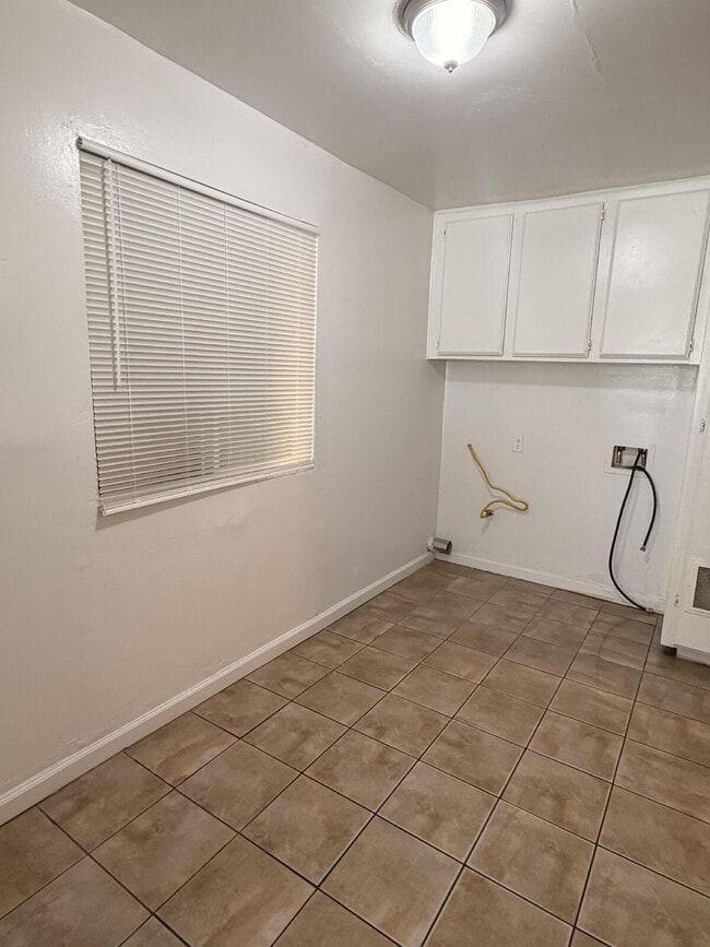 Building Photo - Spacious 3 Bed / 1 Bath Apartment with Open Layout & In-Unit Laundry