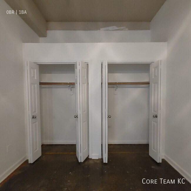 Building Photo - 320 W 7th St