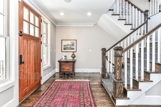 Building Photo - 215 N Van Buren St