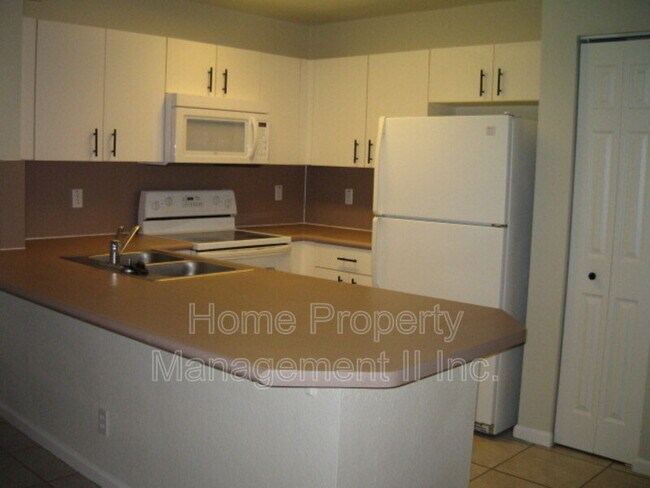 Building Photo - 892 SUMMIT LAKE Dr