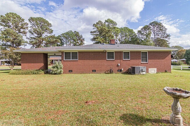 Building Photo - WONDERFUL BRICK HOME IN FREMONT *EASY ACCE...