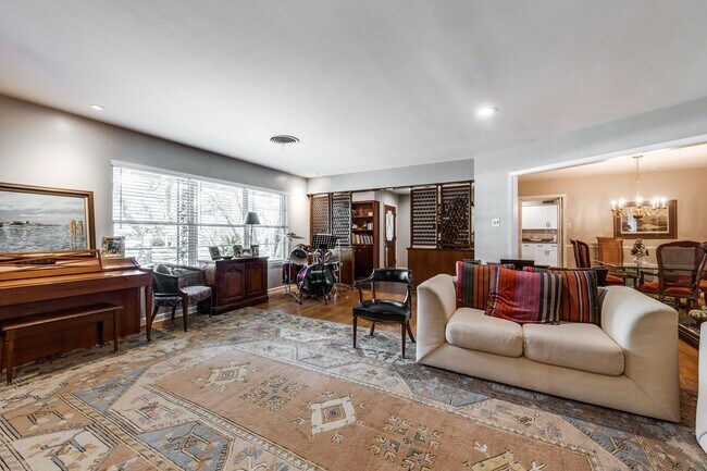 Foto del edificio - GORGEOUS RANCH-STYLE HOME ON WOODED 1.2 AC...
