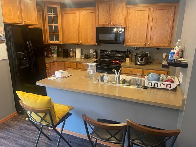 Building Photo - 3260 Oak View Dr
