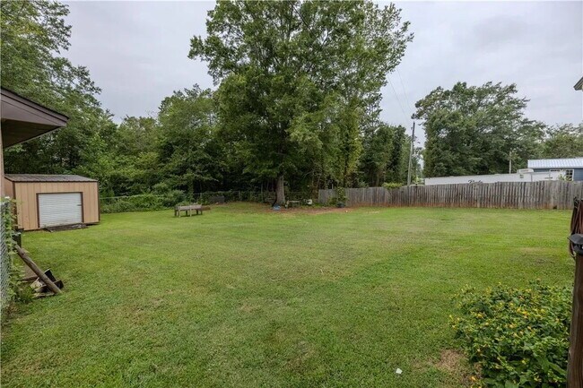 Foto del edificio - 3 Bedroom Home w/ Workshop and Fenced Yard