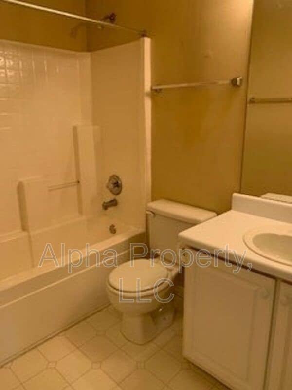 Building Photo - 119 Waterford Park Dr