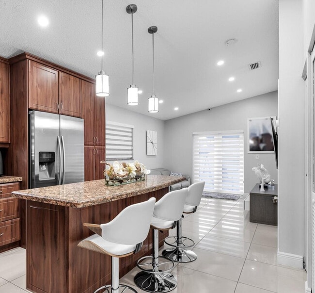 Building Photo - 2485 w 71 Hialeah