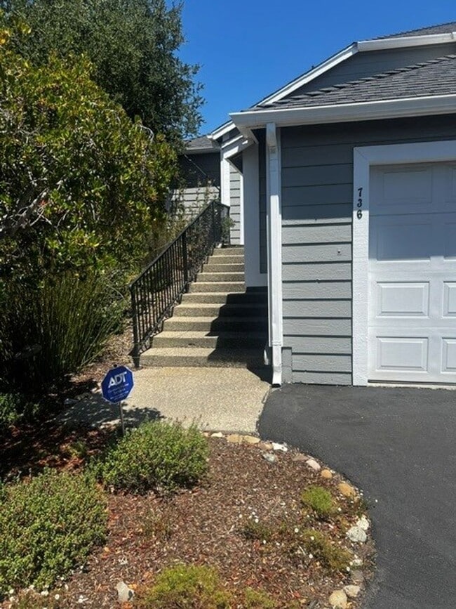 Building Photo - 736 Hillside Dr