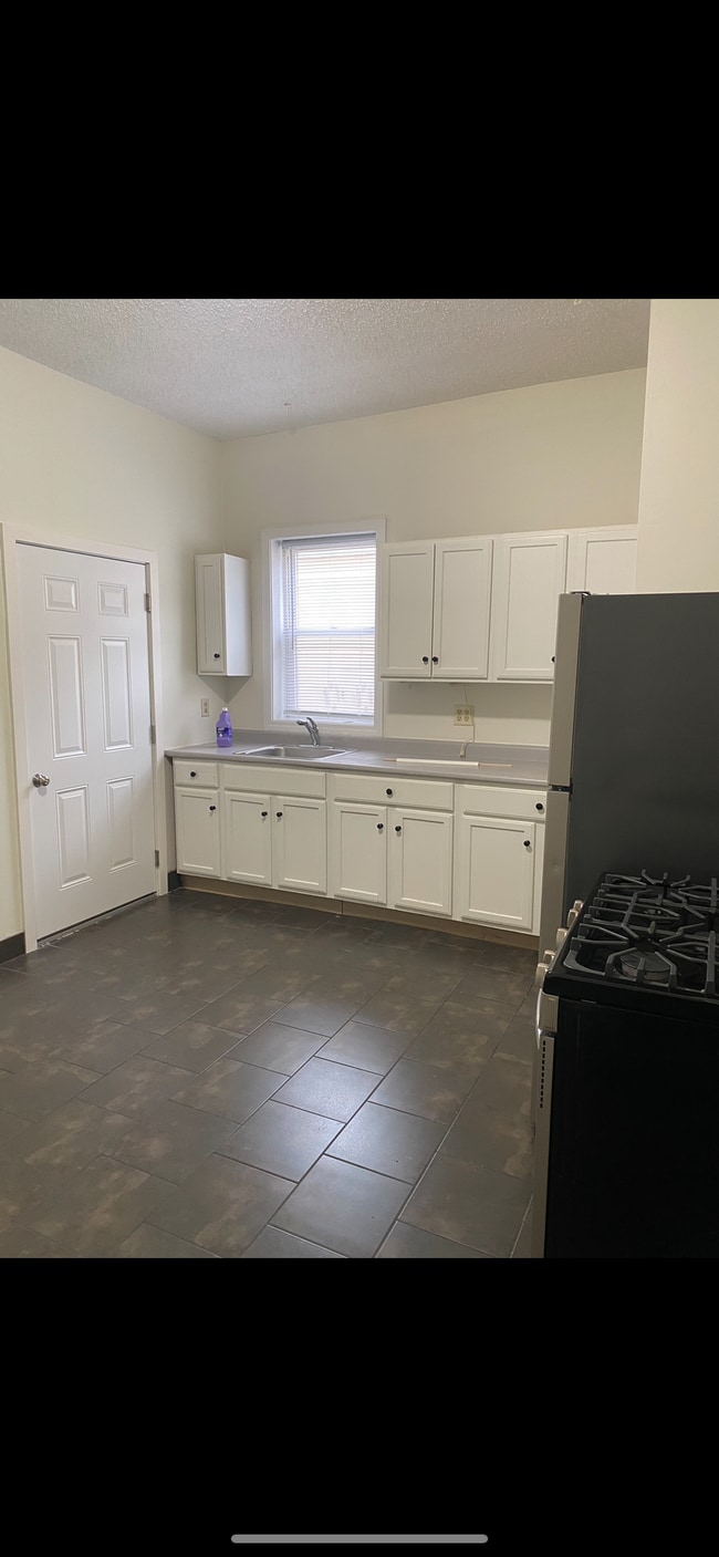 Building Photo - 24 Meadow St