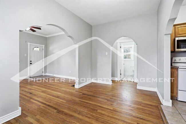 Building Photo - Charming Home with Washer/Dryer and Fenced in Yard