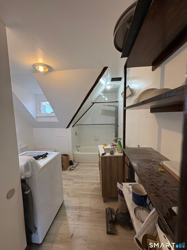 Building Photo - 689 Maplewood Ave