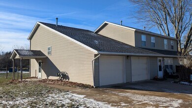 Building Photo - 859 Kerns Dr NE